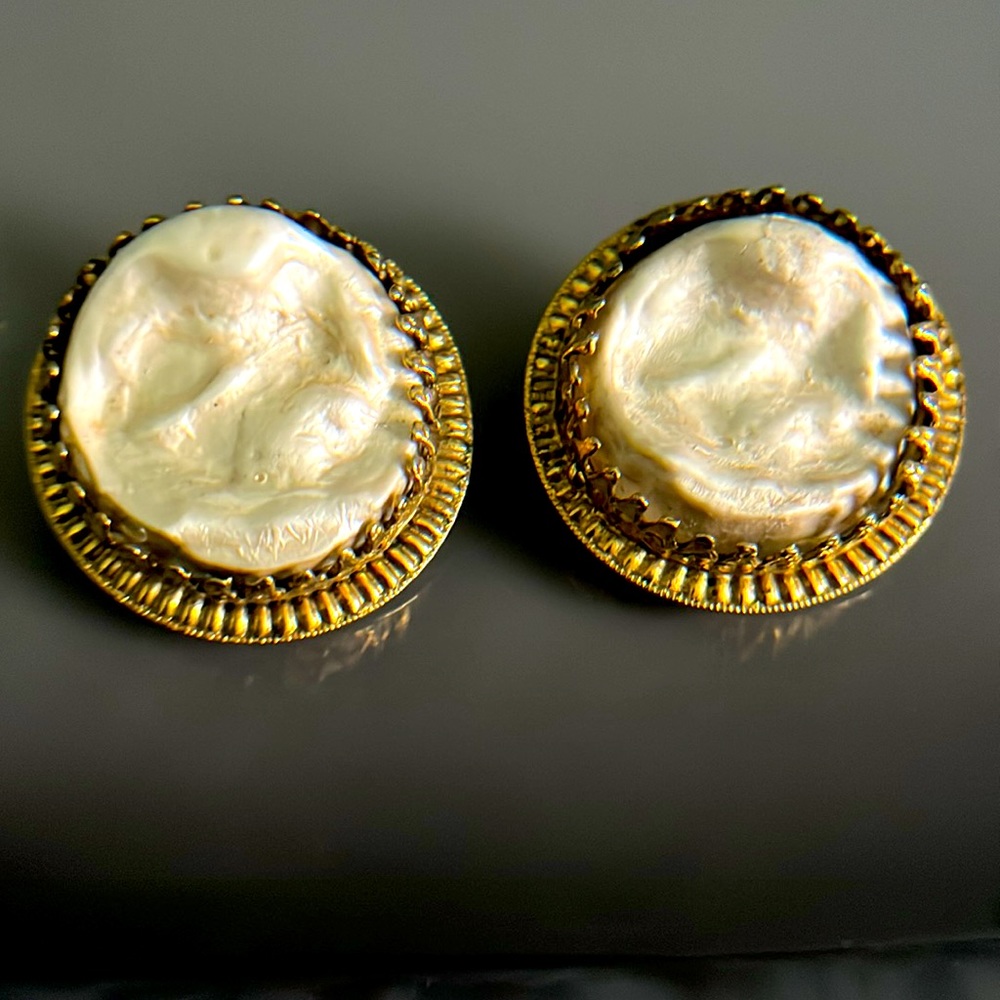 Vtg Signed Freirich Gold Tone Chunky Faceted Pearlized Clip Earrings